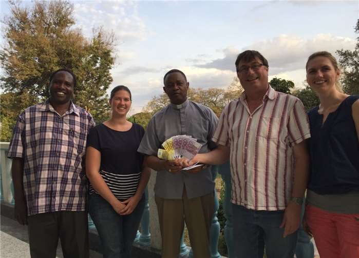 Für unterschiedlichste Projekte von Schulen in Tansania hatte der Leubsdorfer Verein „Nachbarn in Not e.V.“ insgesamt 6.000 gesammelt und an Father Aoyce übergeben. privat