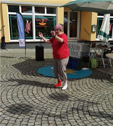 Für viel Leben auf dem Marktplatz sorgte Clownin Juliane.  Foto: BL