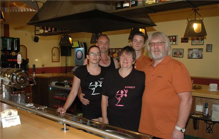 Für viel Leben in der Traditionsgaststätte „Zur alten Schmiede“ wollen in Zukunft Dietmar (re.) und Birgit Bell (Bildmitte) und ihr Team sorgen. -BL-