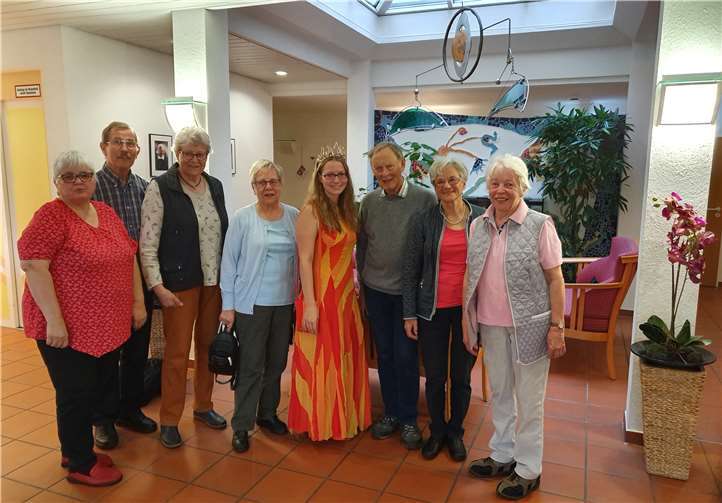 Für viel Spaß bei den Bewohnern und deren Gästen sorgte der Besuch der Weinhex und des Kirchenchores. Foto: privat