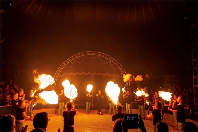 Für viele Ahs und Ohs sorgten die Feuerspuckerinnen und -spucker, deren Darbietung in der dunklen Manege ein ganz besonderer Hingucker war. . Foto: Kalengisch Media/ Finn Kosubke und Joas Andres