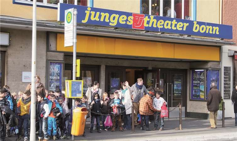 Für viele Kinder war der erstmalige Besuch einer Theatervorstellung eine völlig neue Erfahrung. privat