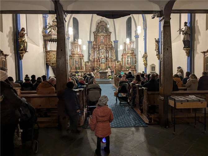 Für viele begann der Martinsumzug mit einem Gottesdienst in der Marienkirche. Fotos: KS