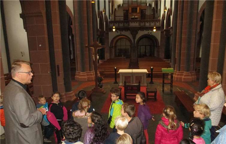 Für viele der Kinder war es der erste Besuch in der Kirche.  Picasa