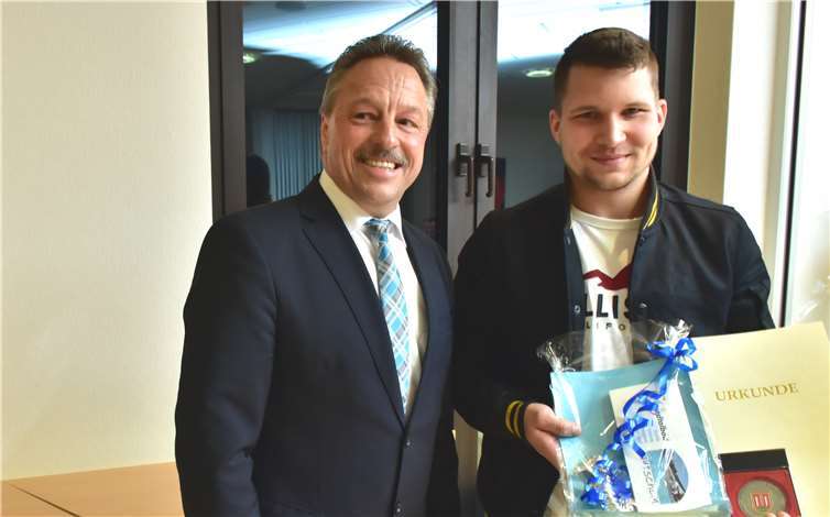 Für vier Weltmeistertitel im Karate ehrte Bürgermeister Breithausen Marvin Carsten Dibke.