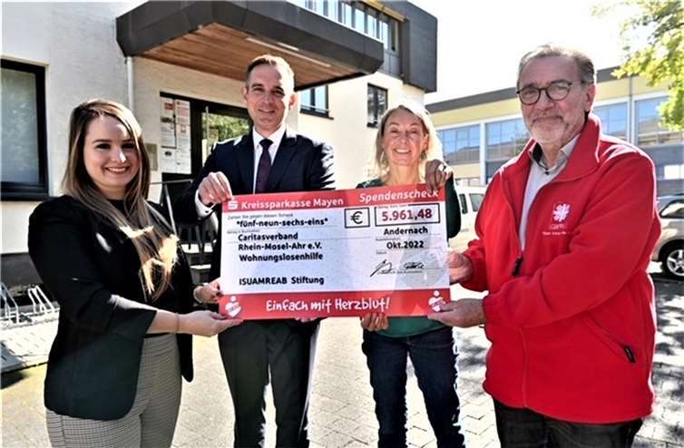 Für (von links) Marie-Lena Frensch und René Goldberg von der Kreissparkasse Mayen sowie Margret Marxen-Ney und Werner Steffens vom Caritasverband Rhein-Mosel-Ahr e.V. ist diese Spende eine gute Basis für die Obdachlosenhilfe in Andernach. Die Stifterin, die unbenannt bleiben möchte, ist sich sicher, dass mit der „Isuamreab-Stiftung“ für Obdachlose noch viel Gutes getan werden kann. Foto: KSK