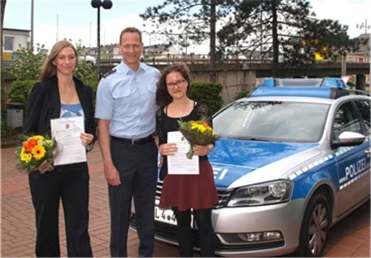 Für vorbildliche Unterstützung dankte die Polizei: Sophia Boldt (Inhaberin der Ballettschule „First Position“) und Ballettschülerin Angelina Braun (v.l.) erhielten aus den Händen von Polizeioberrat Manuel Wehrmann die Bürgerurkunden des Polizeipräsidenten. US
