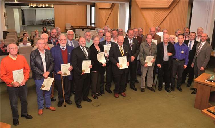 Für vorbildliches Verhalten im Straßenver-kehr wurden von Landrat Dr. Alexander Saftig insgesamt 39 Kraftfahrer geehrt.Kreisverwaltung MYK