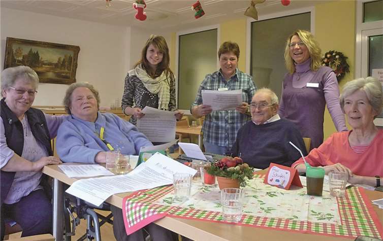 Für weihnachtliche Atmosphäre im Seniorenheim sorgten Schülerinnen und Schüler der Clemens-Brentano-/ Overberg Realschule plus. In herzlicher Atmosphäre sangen die Senioren mit Schülerin Angelika Nekrasov sowie Mitarbeiterinnen der Stiftung ELTZERHOF Koblenz jahreszeitliche Lieder. privat