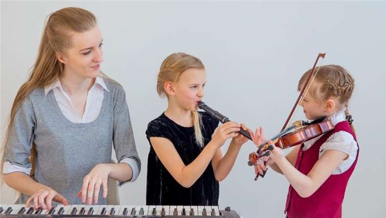Für welche Art Instrument ein Kind geeignet ist und wo seine individuellen Neigungen liegen, soll durch die Teilnahme an der „Instrumentalen Orientierungsstufe“ herausgefunden werden. Foto: Kreismusikschule MYK