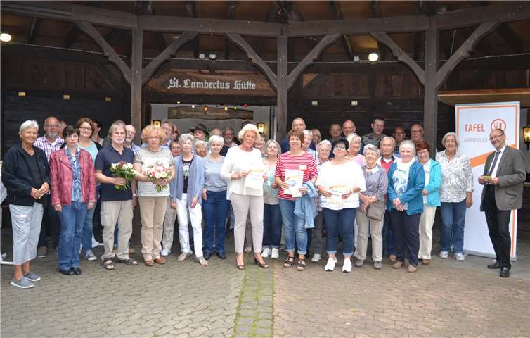 Für zehn Jahre tatkräftige Mitarbeit wurden unter anderem Karin Maser, Angelika Schorn und Anita Hirsch geehrt, Jutta Villmow und Wolfgang Feller freuten sich Blumensträuße zu ihren runden Geburtstagen. privat