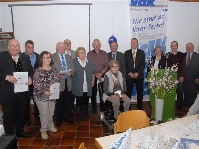Für zehn- und zwanzigjährige Mitgliedschaft im Sozialverband VdK, Ortsverband Dierdorf-Anhausen, wurde eine Reihe von Teilnehmern der Jubiläumsveranstaltung im Dierdorfer evangelischen Gemeindehaus geehrt. Fotos: KER