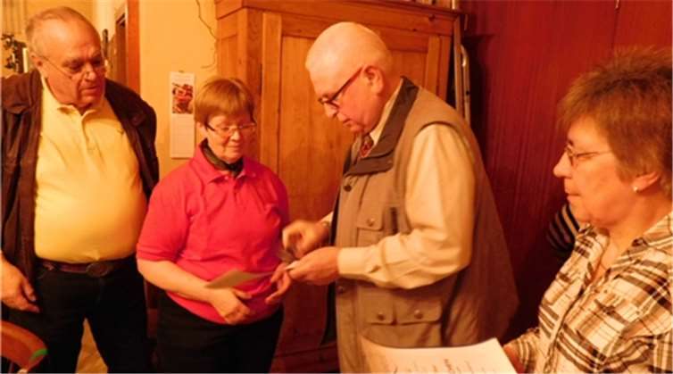 Für zehnjährige Mitgliedschaft geehrt: Ehepaar Nieß (l.) aus Mülheim-Kärlich. Die Urkunden und die Anstecknadeln wurden vom Vorsitzenden des Kreisverbandes Koblenz, Rigobert Scherf, und des Vorsitzenden des Ortsverbandes, Manuela Schenk, überreicht.privat