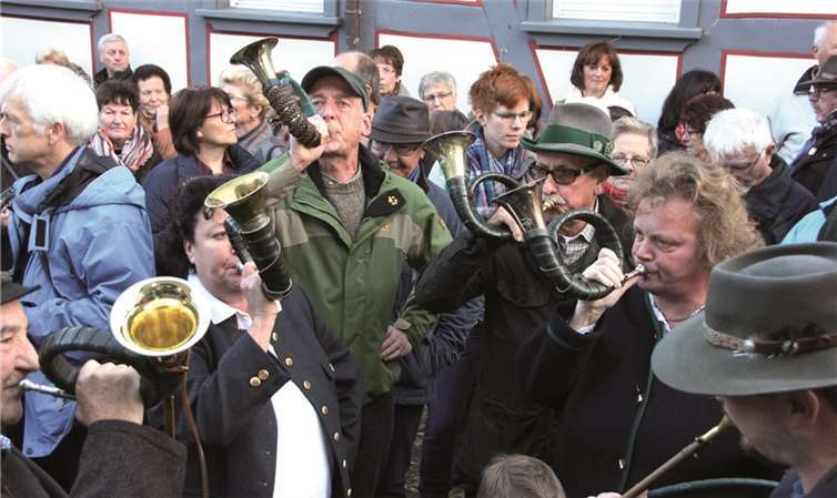 Für zünftige Stimmung bei der Eröffnung sorgten die Jagdhornbläser Corps Ahrtal. BÜN