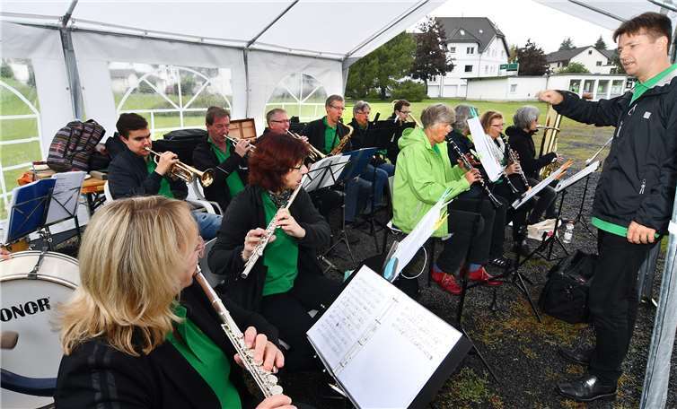 Für zünftige musikalische Unterhaltung sorgte das Blasorchester Sankt Sebastianus. Fotos: RASCH