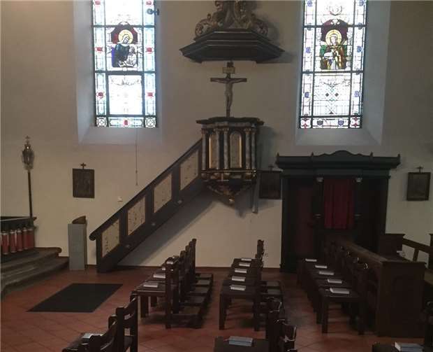 Für zwei Monate sind einige Bankreihen aus der Kirche entfernt undurchsichtig Stühle ersetzt worden.