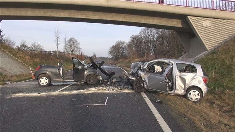 Für zwei in diesen Unfall verwickelte Personen kam jede Hilfe zu spät. Sie verstarben noch an der Unfallstelle. Fotos: Winkler TV