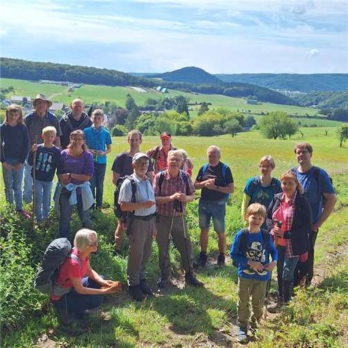 Für zwölf Mitglieder des Eifelvereins Remagen ging es am Sonntag bei angenehmem Wanderwetter durch den lokalen Wald. Foto: privat