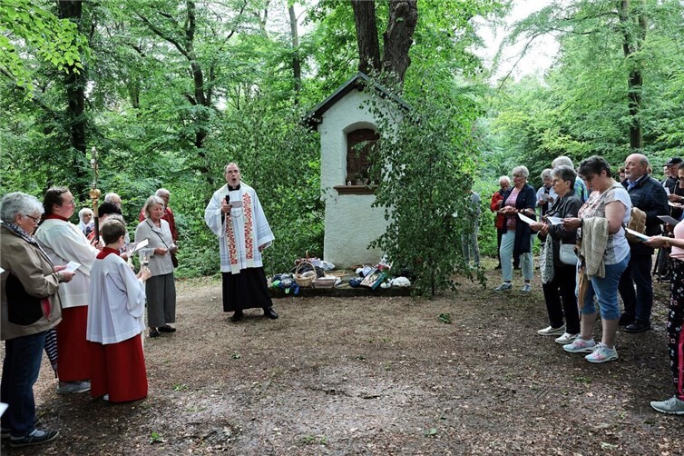 Fürbitten und Segnung der Brote am Bildstock durch Pfarrer Dr. Rainer Justen