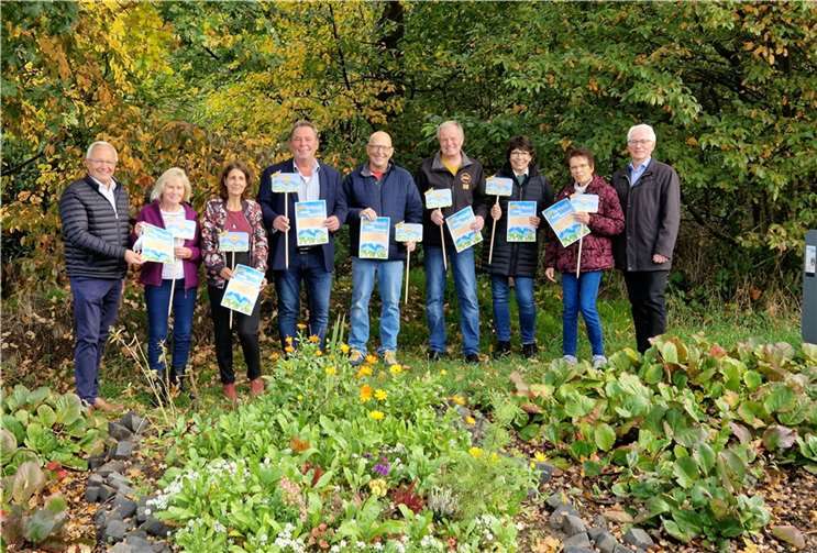 Fürs Auge und für den Artenschutz – v. li. Landrat Achim Hallerbach, Brunhilde Abt, Janine Ottweiler, Ortsbürgermeister Achim Ramseyer, Jürgen Runkler, Ulrich Birkenbeul, Annette Gäfgen, Conny Eudenbach und Verbandsbürgermeister Volker Mendel freuen sich über die Neugestaltung der Blumenbeete.  Foto: Kreisverwaltung Neuwied