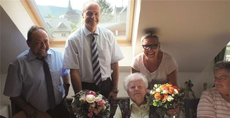 Fürs Geburtstagskind gab's Blumen von den Gästen: Alfred Schomisch, Thomas Braunstein, Frau Haupt und Ellen Schäfer. privat