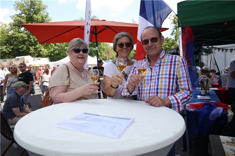 Fürs Genießen standen edle Weine und auch Champagner zur Verfügung.  Fotos: JS