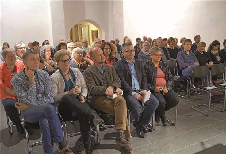 Fürs Publikum gab es in der Pause Törtchen nach Originalrezept aus einem der gelesenen Kriminalromane.