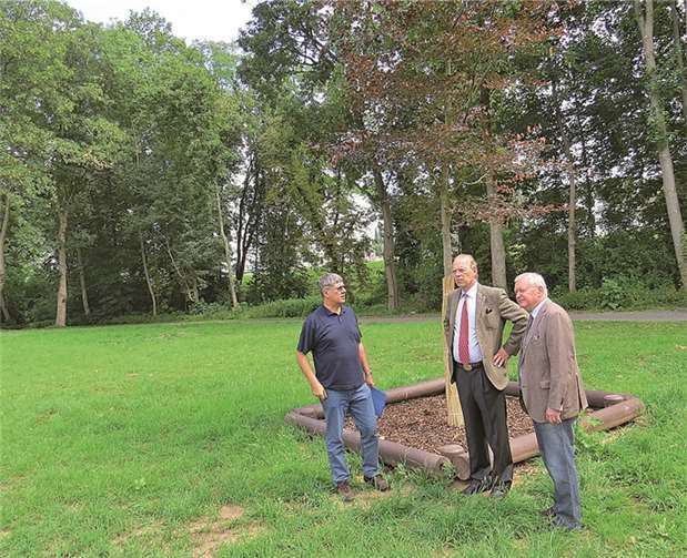 Fürst Carl zu Wied, Bürgermeister Reiner Kilgen als zuständiger Dezernent und Armin Bärz vom städtischen Bauamt überzeugten sich davon, dass die Blutbuchen an ihrem neuen Standort gut angewachsen sind.  Privat