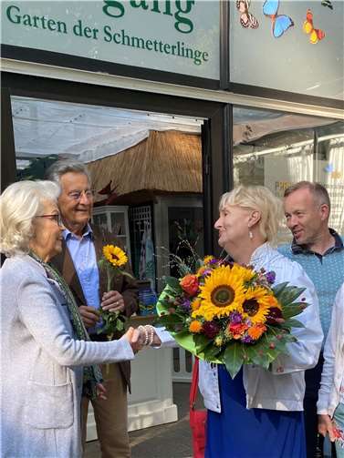 Fürst und Fürstin zu Sayn-Wittgenstein-Sayn beglückwünschen Liz Wheatley.