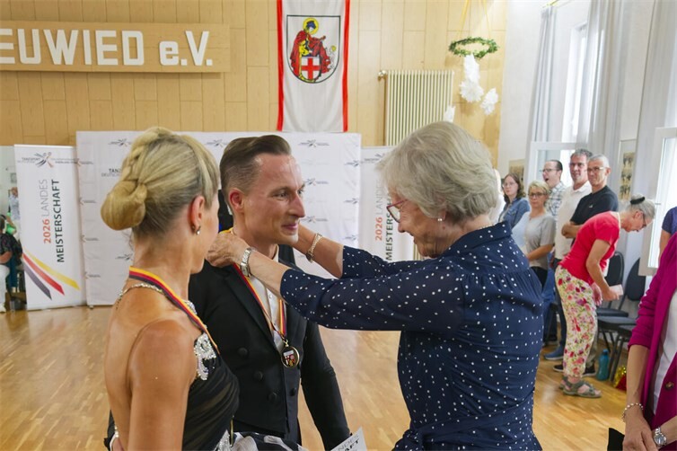 Fürstin Sophie Charlotte zu Wied ehrte die die erfolgreichen Tanzpaare persönlich. 