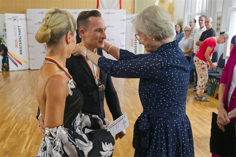 Fürstin Sophie Charlotte zu Wied ehrte die die erfolgreichen Tanzpaare persönlich.