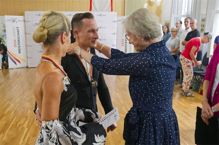 Fürstin Sophie Charlotte zu Wied ehrte die die erfolgreichen Tanzpaare persönlich.