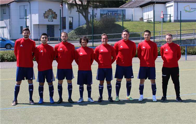 Fun-Sport Arena stiftete Aufwärmpullis für die Neuzugänge.Privat