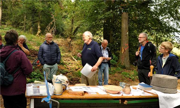 Funde aus der Vergangenheit wurden von den Wanderern begutachtetFotos: privat