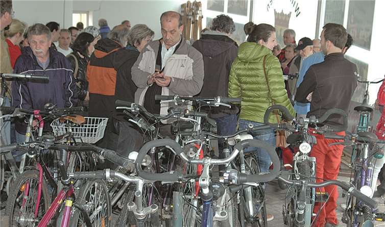 Fundsache Fahrräder: 24 Drahtesel stießen bei der Auktion der Stadt Sinzig auf großes Bieter-Interesse. BL