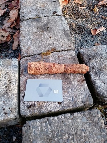 Fundstück: Eine Patrone vom Kaliber 20 mm x 138 mm. 