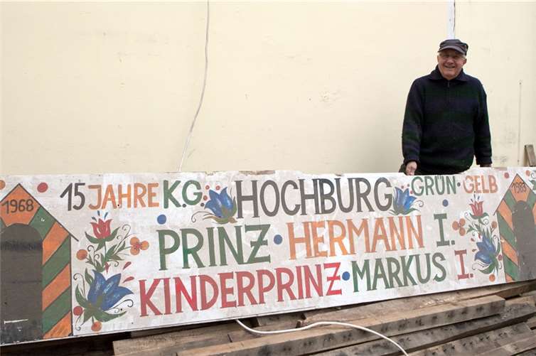 Fundstück bei den Abrissarbeiten: Das Schild von 1983, mit dem der Schwalbensaal als Hofburg von Prinz Hermann I. (Byhahn) und Kinderprinz Markus I. (Byhahn) gekennzeichnet wurde.