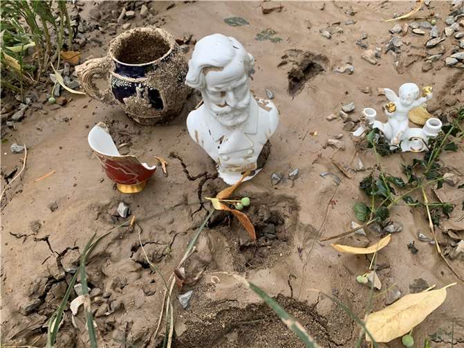 Fundstücke nach der Flut in Ahrweiler.Foto: ROB