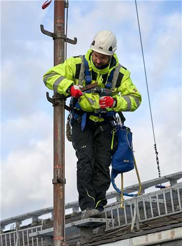 Funkantenne installiert: 2020 hat die Netzgesellschaft der evm-Gruppe die LoRaWAN-Technik auf ihrem Verwaltungsgebäude in der Schützenstraße montiert. Der erste wichtige Schritt, um in Zukunft Anwendungen wie beispielsweise Smart Parking in Koblenz umzusetzen.Foto: evm/Ditscher