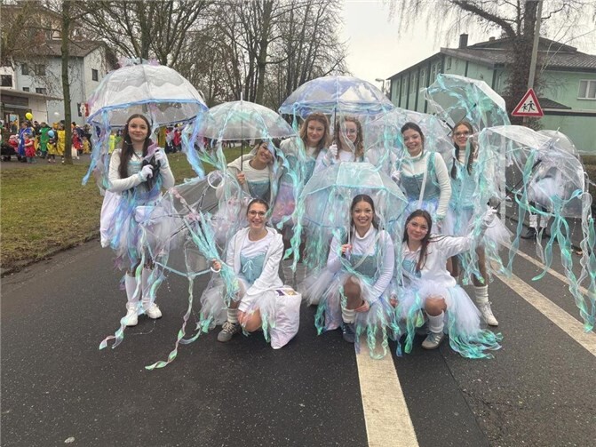 Funkelnde Quallen beim Rosenmontagszug.  Foto: Daniela Pepe