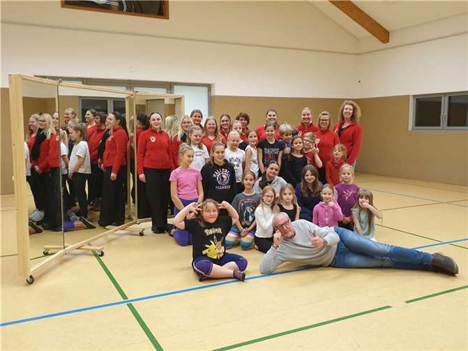Funkengarde & Minis mit Olaf Wulf vor dem Trainings- und Übungsspiegel.  Foto: Heike Vilz