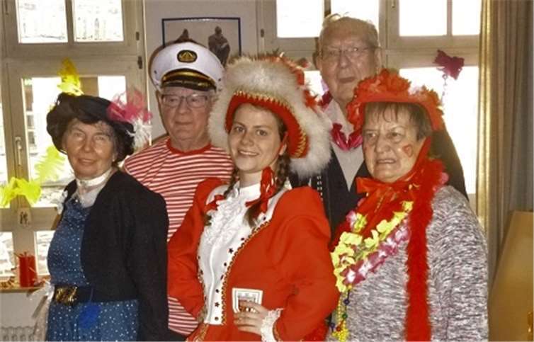 Funkenmariechen Lisa Haushahn mit einigen Senioren.