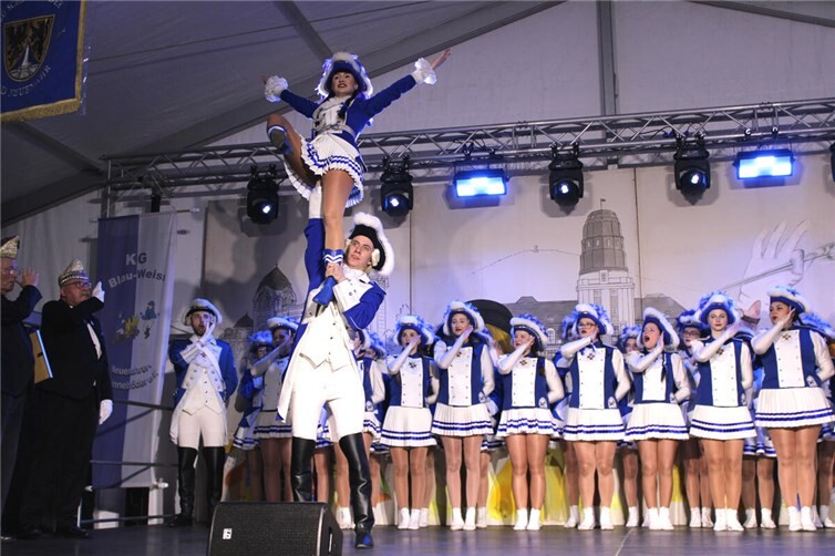 Funkentanz der Extraklasse bei der Prunksitzung der KG Blau-Weiss Neuenahrer Schinnebröder.