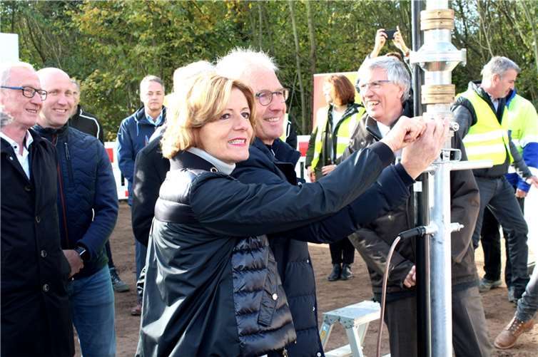Ahrtal: Neue Erdgas-Hochdruckleitung in Betrieb genommen „Funktioniert!“ Die Ministerpräsidentin entzündete eine Gasfackel, die vom Erdgas aus der neuen Leitung betrieben wurde.