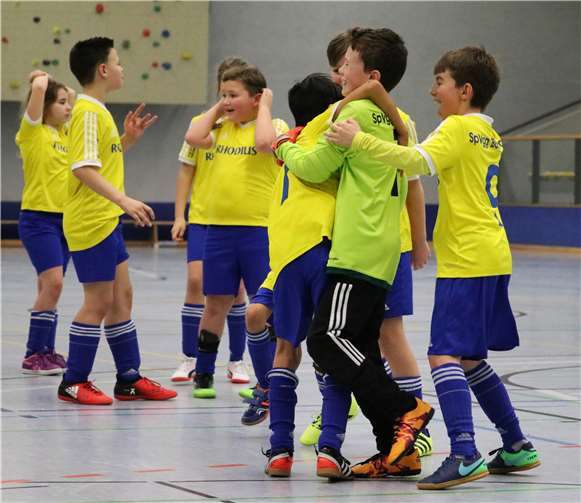 Fußball-Bambinis mit Freude bei der Sache.