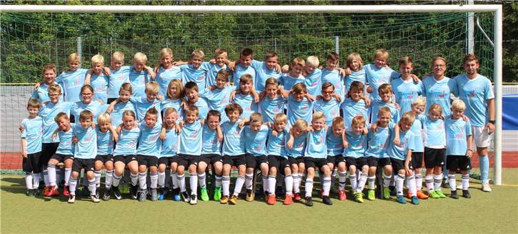 Fußball, Freunde, Ferienspaß. 48 Kinder nahmen am Doppelspass-Fußballcamp in Linz teil. VfB Linz