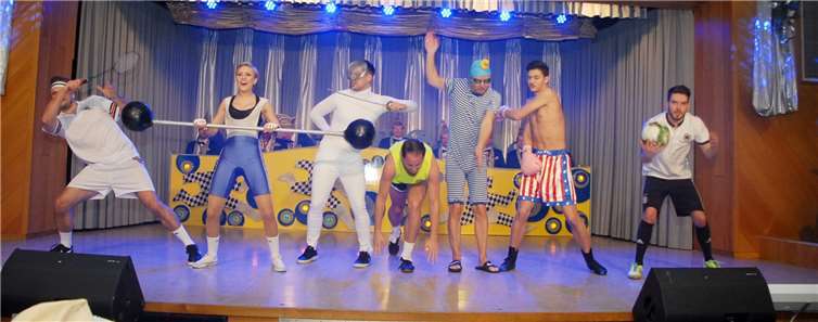 Fußball, Kickboxen, Schwimmen, Hürdenlauf, Fechten, Gewichtheben und Badminton - geschickt koordinierten diese Sportler das Training auf der grau-blauen Bühne.Fotos: KER