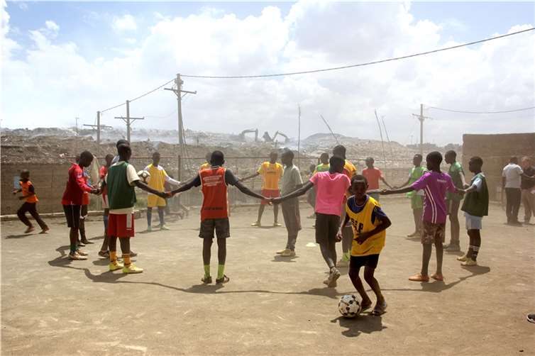 Fußball Training vor der Müllhalde in Korogocho.  Foto: Tom Rübenach