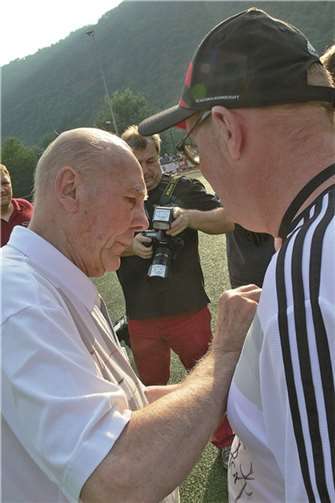 Fußball-Weltmeister Horst Eckel hatte alle Hände voll zu tun, die Wünsche der Autogrammjäger zu erfüllen.