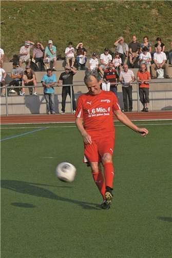 Fußball-Weltmeister Wolfgang Overath (1974) beherrscht den Ball nach wie vor nach Belieben.